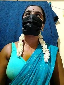 Snapshot of mini-queen chatting on 10.06.25 mini-queen online show from 10.06.25