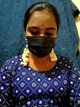 Snapshot of mini-queen chatting on 10.08.25 mini-queen online show from 10.08.25