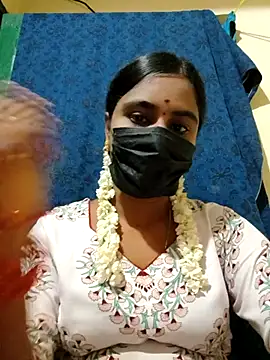 Snapshot of mini-queen chatting on 10.10.25 mini-queen online show from 10.10.25