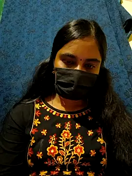 Snapshot of mini-queen chatting on 10.18.25 mini-queen online show from 10.18.25