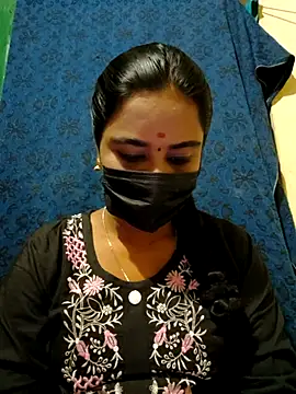 Snapshot of mini-queen chatting on 11.01.25 mini-queen online show from 11.01.25