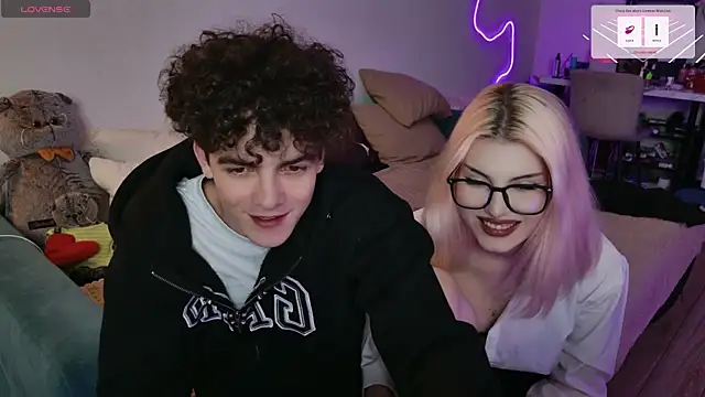 Snapshot of Alice18James chatting on 09.26.25 Alice18James online show from 09.26.25