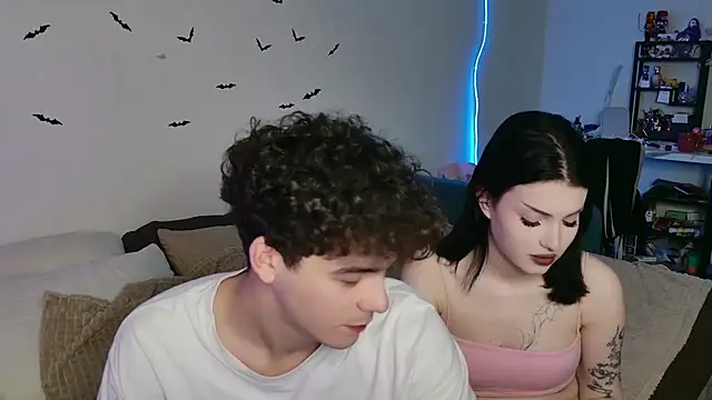 Snapshot of Alice18James chatting on 10.29.25 Alice18James online show from 10.29.25