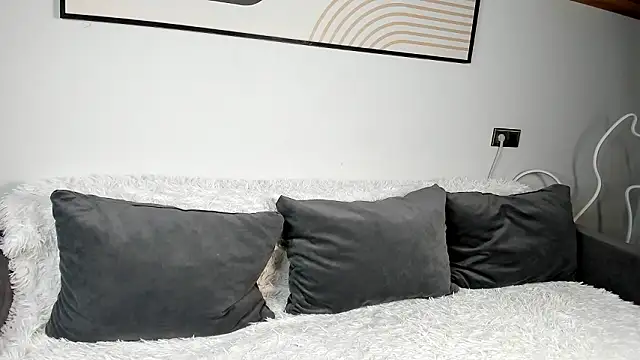 Snapshot of KarlyFees chatting on 03.04.26 KarlyFees online show from 03.04.26