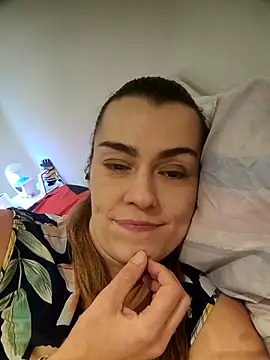 Snapshot of Carolinemiam chatting on 10.16.25 Carolinemiam online show from 10.16.25