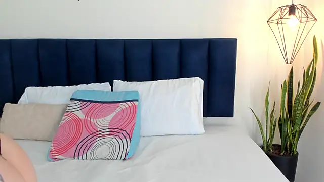 sophieturner mg online show from 12.05.25