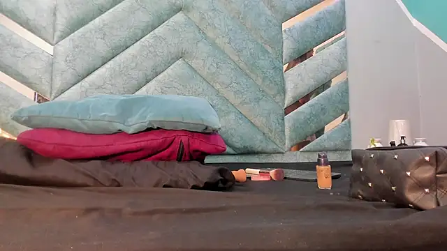 Snapshot of AngelineJolie chatting on 10.09.25 AngelineJolie online show from 10.09.25