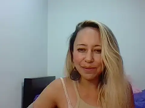 Snapshot of leah_susman chatting on 09.11.25 leah susman online show from 09.11.25