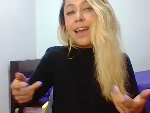 Snapshot of leah_susman chatting on 09.25.25 leah susman online show from 09.25.25