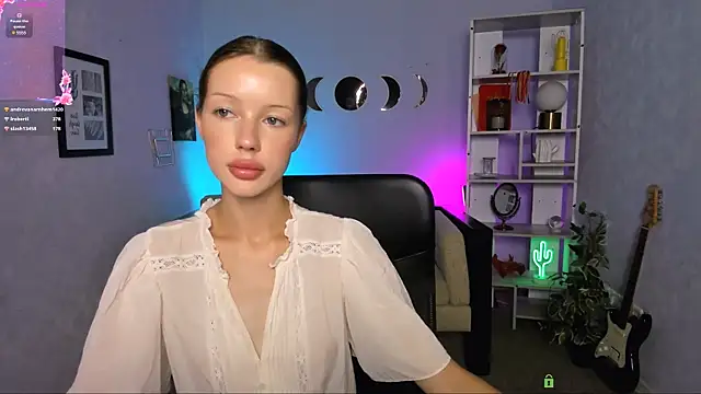 Snapshot of khloebeauty chatting on 07.21.26 khloebeauty online show from 07.21.26