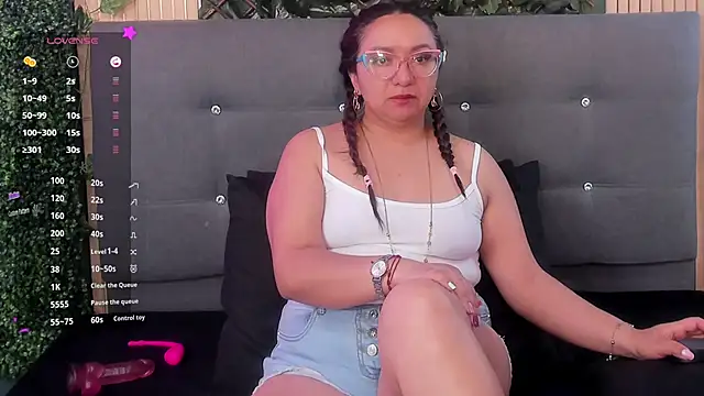 Snapshot of leyla_smithh chatting on 09.09.25 leyla smithh online show from 09.09.25