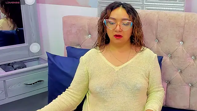 Snapshot of leyla_smithh chatting on 10.11.25 leyla smithh online show from 10.11.25