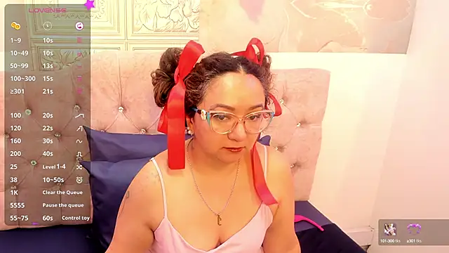 Snapshot of leyla_smithh chatting on 10.15.25 leyla smithh online show from 10.15.25