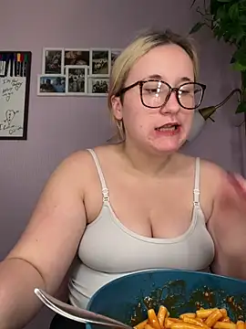 Snapshot of imawhorenslut19 chatting on 05.21.26 imawhorenslut19 online show from 05.21.26