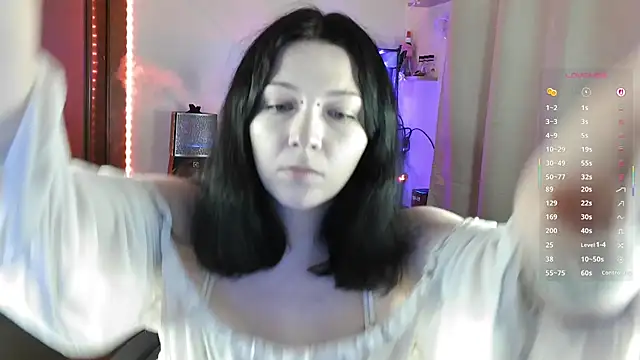 Snapshot of Liraras chatting on 11.18.25 Liraras online show from 11.18.25