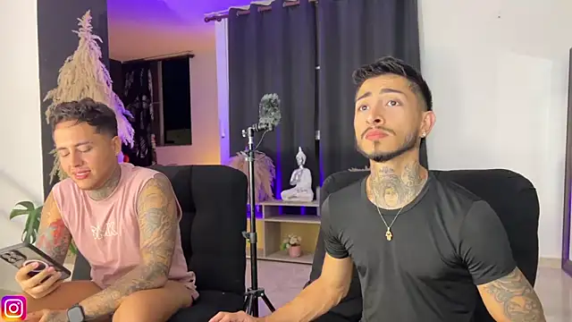 Snapshot of tattoguys_cums chatting on 10.27.25 tattoguys cums online show from 10.27.25