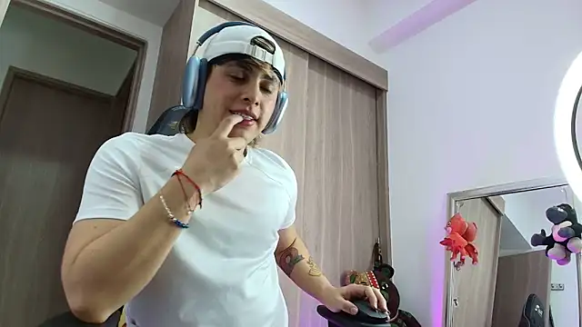 brunothompson3 online show from 09.12.25