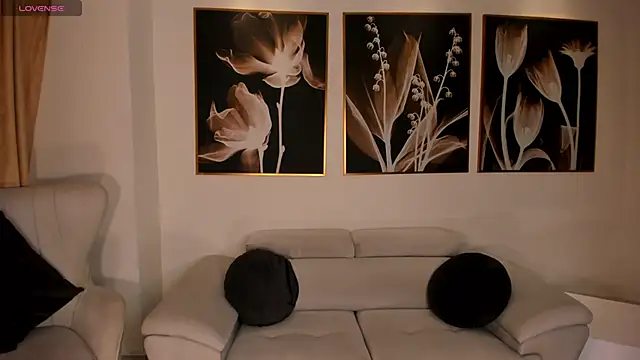 LeahNovac online show from 09.26.25