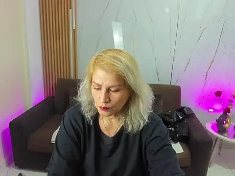 Juanitarubia online show from 11.22.25