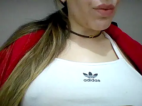 Snapshot of Yasleal chatting on 06.15.26 Yasleal online show from 06.15.26