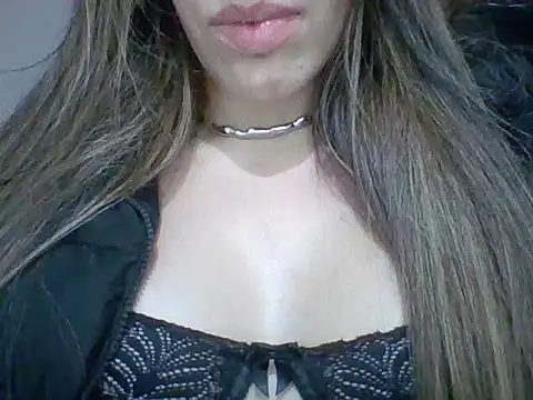 Snapshot of Yasleal chatting on 06.25.26 Yasleal online show from 06.25.26