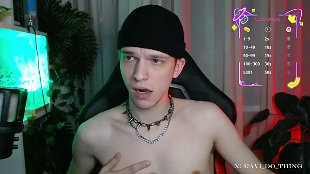 Snapshot of frozen_boy chatting on 11.13.25 frozen boy online show from 11.13.25