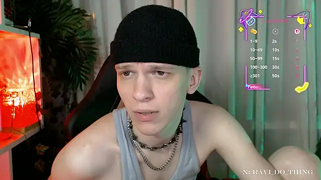 Snapshot of frozen_boy chatting on 11.18.25 frozen boy online show from 11.18.25