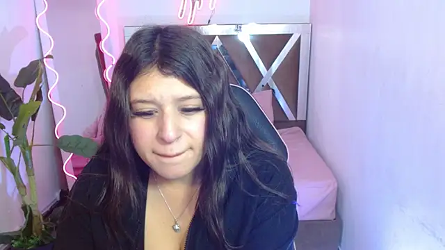 Snapshot of Sharlot_tay chatting on 12.17.25 Sharlot tay online show from 12.17.25