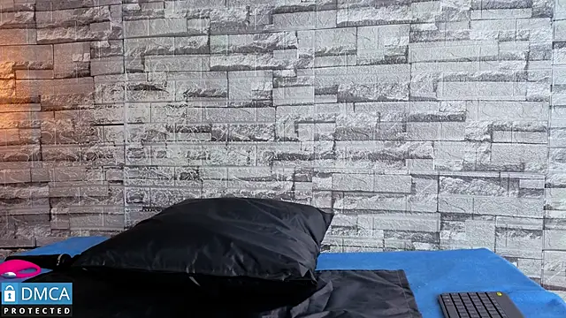 Kiara Zahiri   online show from 11.20.25