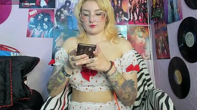 Snapshot of Avril_Maria chatting on 09.15.25 Avril Maria online show from 09.15.25