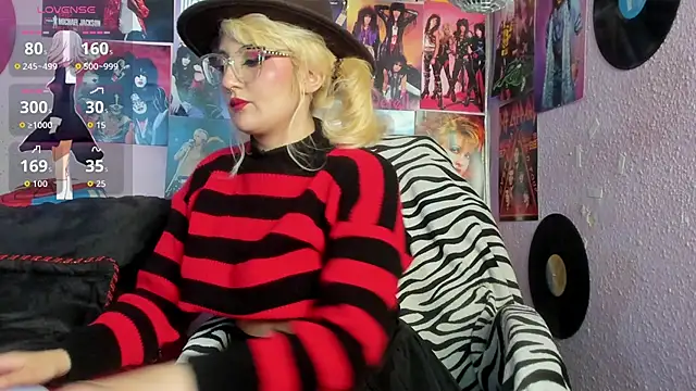 Snapshot of Avril_Maria chatting on 10.10.25 Avril Maria online show from 10.10.25