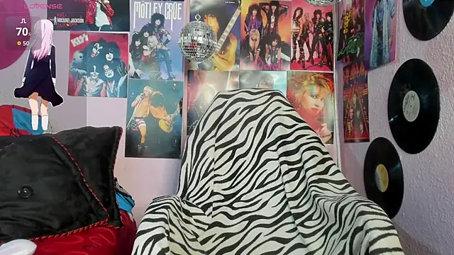 Snapshot of Avril_Maria chatting on 10.14.25 Avril Maria online show from 10.14.25