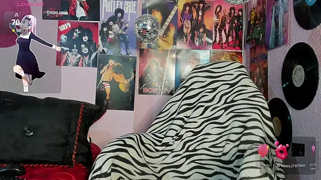 Snapshot of Avril_Maria chatting on 10.29.25 Avril Maria online show from 10.29.25