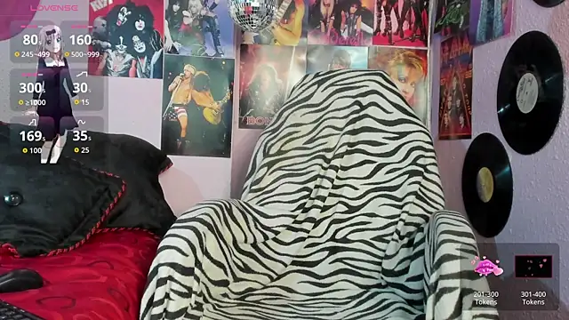 Snapshot of Avril_Maria chatting on 10.30.25 Avril Maria online show from 10.30.25