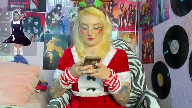 Snapshot of Avril_Maria chatting on 12.19.25 Avril Maria online show from 12.19.25