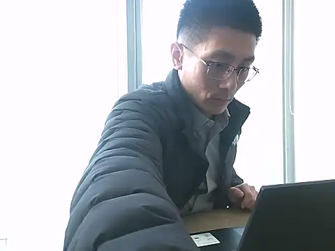 Snapshot of miniyellower chatting on 11.26.25 miniyellower online show from 11.26.25