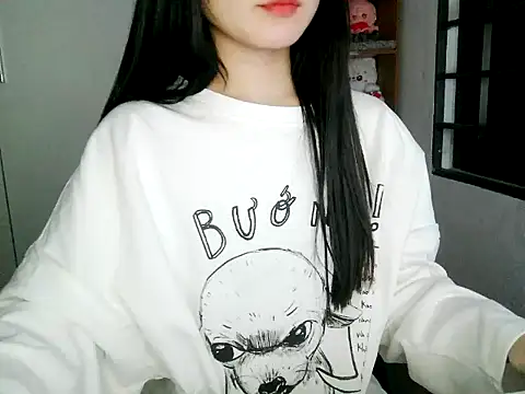 Snapshot of Annabelle-e chatting on 10.24.25 Annabelle-e online show from 10.24.25