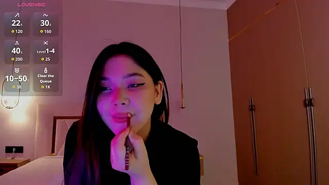 Snapshot of yummmymommy chatting on 09.19.25 yummmymommy online show from 09.19.25