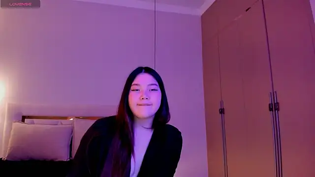 Snapshot of yummmymommy chatting on 09.25.25 yummmymommy online show from 09.25.25