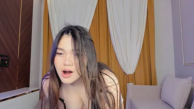 Snapshot of yummmymommy chatting on 10.02.25 yummmymommy online show from 10.02.25