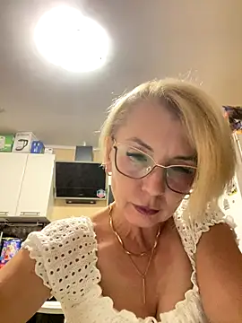 Snapshot of VasylynaLove421 chatting on 09.22.25 VasylynaLove421 online show from 09.22.25