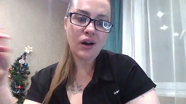 Snapshot of karina160000 chatting on 12.18.25 karina160000 online show from 12.18.25