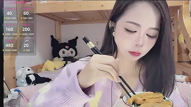 Snapshot of Sue101010 chatting on 11.04.25 Sue101010 online show from 11.04.25