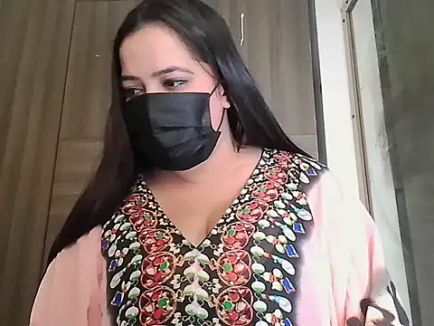 Snapshot of Queen_Pari87 chatting on 11.17.25 Queen Pari87 online show from 11.17.25