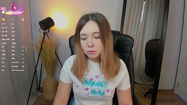 Lina Glow online show from 10.18.25