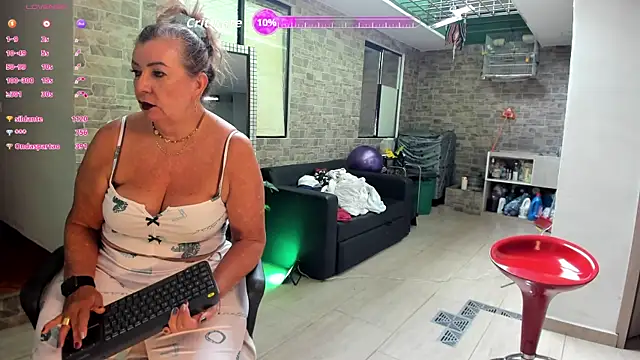 Snapshot of _SARAI_DUPONT chatting on 10.02.25 SARAI DUPONT online show from 10.02.25