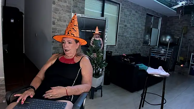 Snapshot of _SARAI_DUPONT chatting on 10.31.25 SARAI DUPONT online show from 10.31.25