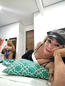 Snapshot of _SARAI_DUPONT chatting on 11.28.25 SARAI DUPONT online show from 11.28.25