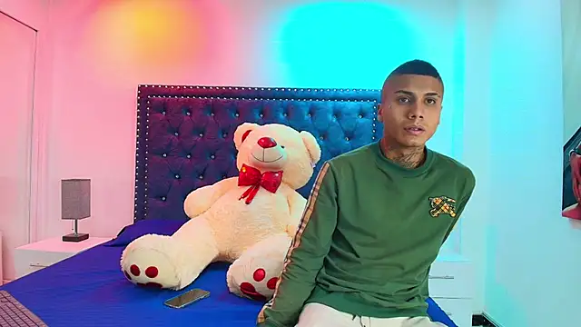 Snapshot of Damian_and_roxanne chatting on 10.13.25 Damian and roxanne online show from 10.13.25