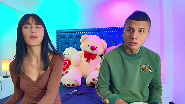 Snapshot of Damian_and_roxanne chatting on 10.17.25 Damian and roxanne online show from 10.17.25